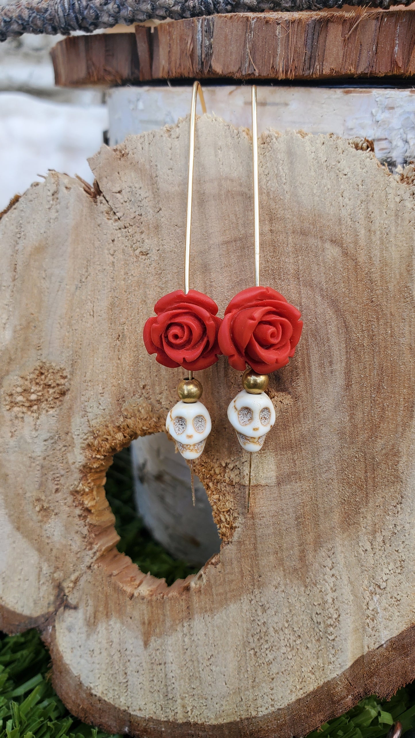 Gold wire earring with skulls and roses